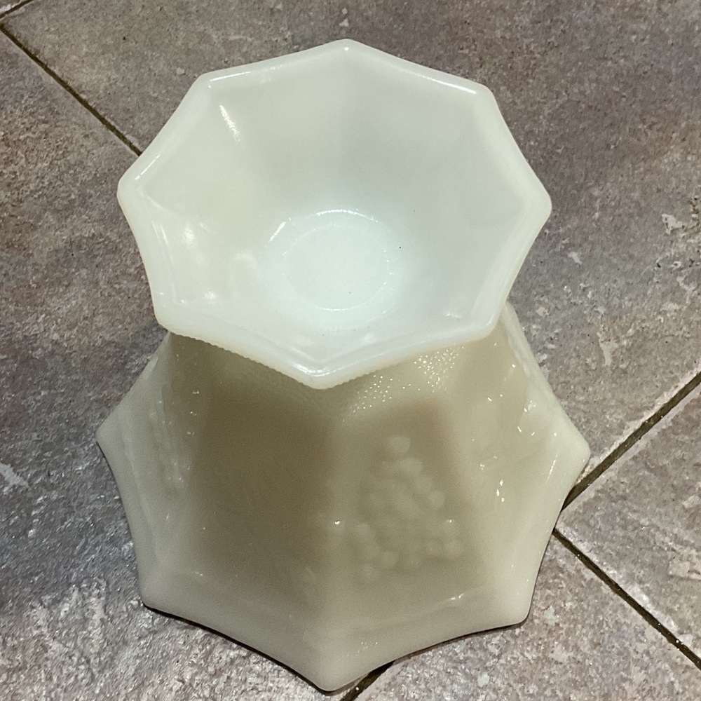 Anchor Hocking Ivory Grape Design Vase - Picture 4 of 5